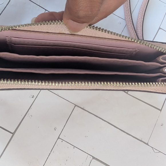 Pink Wallet with Heart Design - Picture 6 of 6